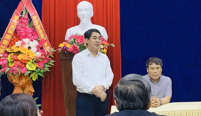 Thay mặt Vietcombank, đồng chí Nghiêm Xuân Thành – Bí thư Đảng ủy, Chủ tịch HĐQT phát biểu chia sẻ với cán bộ, chiến sỹ, giáo viên, học sinh và đồng bào tỉnh Quảng Bình.