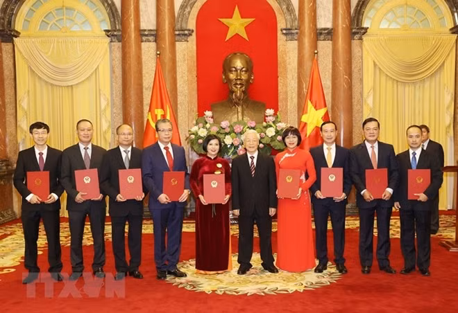 Tổng Bí thư, Chủ tịch nước Nguyễn Phú Trọng trao quyết định bổ nhiệm 9 tân Đại sứ Việt Nam ở nước ngoài . Ảnh: TTXVN