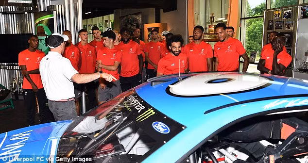 Những ngôi sao của Lữ đoàn Đỏ có chuyên thăm tới nhà máy sửa chữa xe NASCAR tại Charlotte, Mỹ.