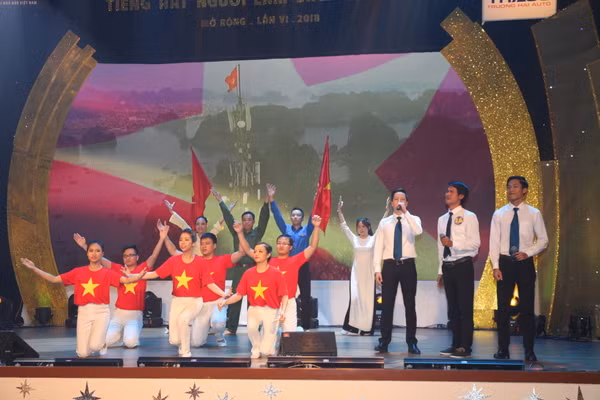 Một tiết mục tham gia trong liên hoan. Một tiết mục tham gia trong liên hoan.