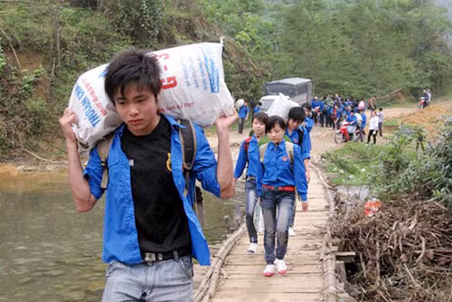 Một chuyến tình nguyện tại vùng cao của sinh viên. Ảnh: Nguyễn Hương