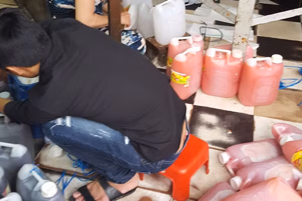 Cơ sở sản xuất tương ớt bẩn do Cục Cảnh sát phòng chống tội phạm về môi trường phát hiện tại phường 8, quận 11, TP Hồ Chí Minh.