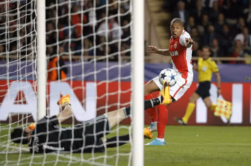 Buffon cứu thua cho Juventus sau pha dứt điểm của Mbappe. Ảnh: Reuters.