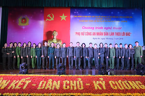 Các đại biểu chụp ảnh lưu niệm tại hội diễn văn nghệ.