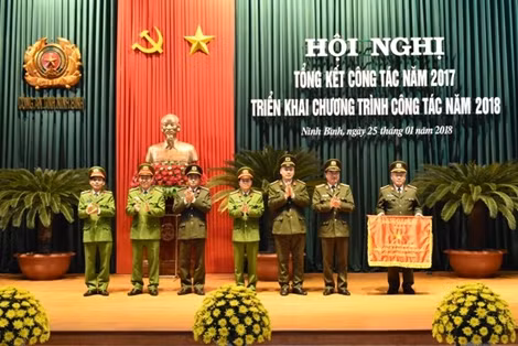 Thứ trưởng Nguyễn Văn Thành trao Cờ thi đua xuất sắc tặng Công an tỉnh Ninh Bình