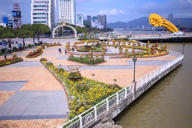 Ngày 26/1, thành phố Đà Nẵng đã hoàn tất việc trang trí các tuyến đường hoa đón Tết Đinh Dậu. Với chủ trương đón tết tiết kiệm, thành phố không làm những đường hoa hoành tráng như trước mà tập trung trang trí các tiểu cảnh tạo điểm nhấn, cho phép các doanh nghiệp cùng tham gia.