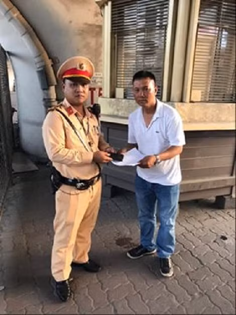 Anh Nguyễn Hồng Giang nhận lại số tiền đánh rơi.