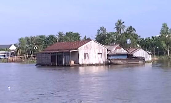 Bước ra từ những ngôi nhà bồng bênh trên sông nước, các cô gái ôm ấp giấc mộng đổi đời.
