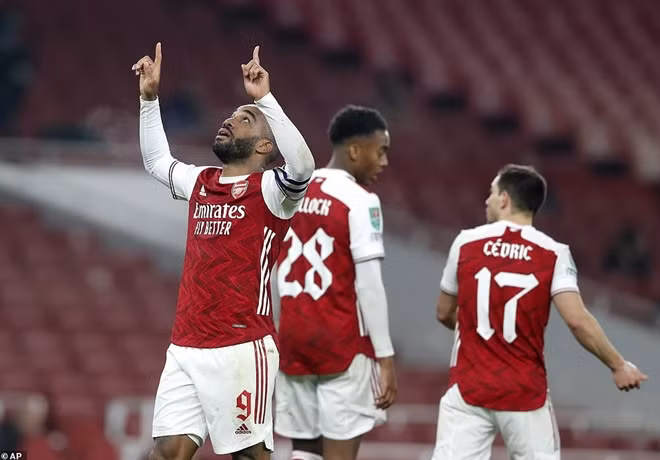Tấn công nhiều mà không ghi được bàn thắng, ManCity sau đó nhận "đòn hồi thương mã" từ Arsenal vào phút 31 khi Lacazette có pha bay người đánh đầu tung lưới Citizen đưa trận đấu trở lại vạch xuất phát
