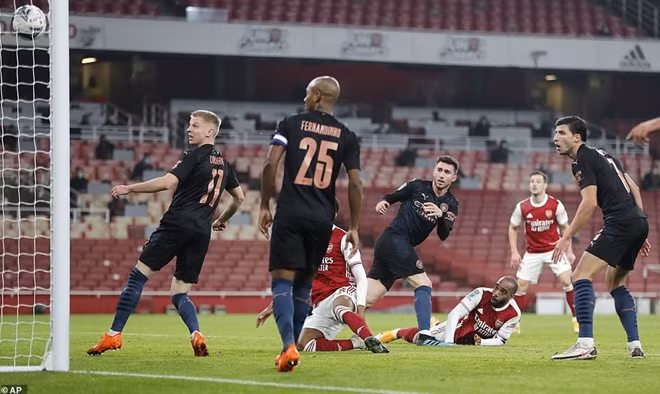Man City thi đấu thoải mái hơn và có nhiều tình huống triển khai tấn công uy hiếp khung thành Arsenal song không tận dụng thành công.