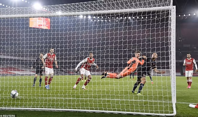 Công không còn sắc còn hàng thủ thì luôn là một điểm yếu chí mạng của Arsenal. Pháo thủ nhận liên tiếp các bàn thua sau đó...