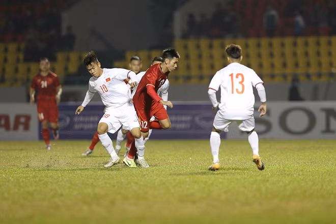 Dù bị đánh giá kém hơn nhưng đội tuyển U22 Việt Nam đã có một trận đấu có phần ngang ngửa với những người đàn anh ĐTQG.