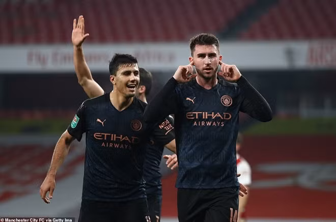 Chỉ trong vòng chưa đến 20 (từ phút 54 đến 73), các học trò của HLV Pep Guardiola liên tiếp nã vào lưới Arsenal thêm 3 bàn thắng nữa để ấn định chiến thắng 4-1.
