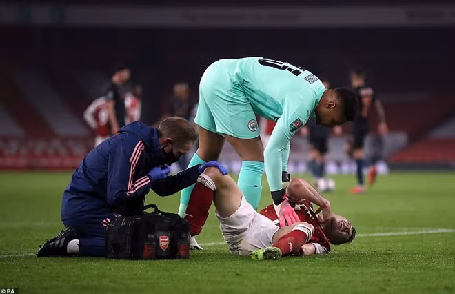 Những tưởng bàn thắng gỡ hòa sẽ giúp Arsenal làm nên một điều gì đó nhưng "vận đen" vẫn tiếp tục bám theo Pháo thủ. Phút 43, người kiến tạo cho Lacazette trước đó là Martinelli có pha va chạm với thủ môn Steffen và phải rời sân sau đó. Mất Martinelli, sức tấn công của Arsenal lập tức suy giảm cả về chất lẫn lượng.