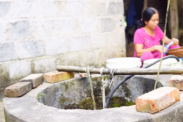 Duy nhất nhà chị Quỳnh vẫn dùng nước giếng có mùi thuốc trừ sâu. Duy nhất nhà chị Quỳnh vẫn dùng nước giếng có mùi thuốc trừ sâu.