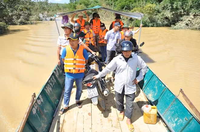 Người dân sinh sống dưới lòng hồ vẫn phải đi lại bằng thuyền do nước dâng ngập đường.
