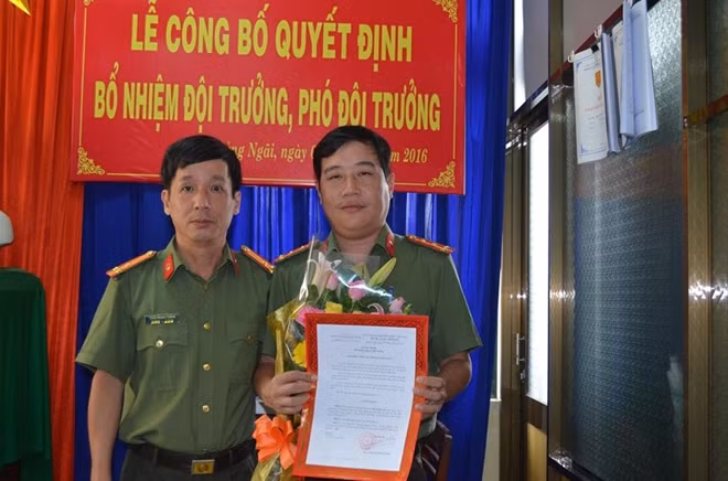 Thượng tá Trần Trung Thành (bên trái), Phó trưởng phòng PX15 Công an tỉnh Quảng Ngãi.