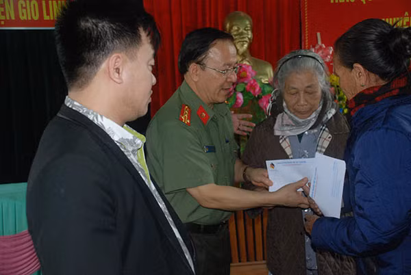 Đại diện Cộng đồng người Việt tại CHLB Đức và Báo CAND thăm hỏi, tặng quà bà con vùng lũ Gio Linh.