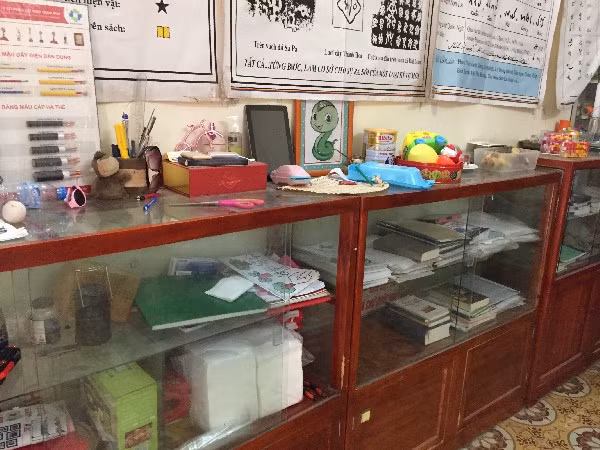 Tủ tài liệu nghiên cứu trong nhà ông Xuyền.