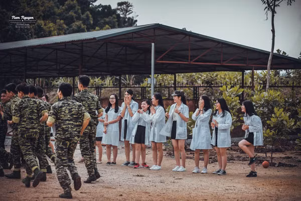 Lớp 12 Lý Nguyễn Tất Thành (Yên Bái) chụp theo phong cách phim “Hậu duệ mặt trời”.