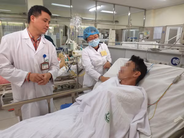 Bác sĩ Nguyễn Trung Nguyên thăm khám anh N.V.H bị nhiễm độc khí do sưởi ấm bằng phương pháp đốt than, củi. Bác sĩ Nguyễn Trung Nguyên thăm khám anh N.V.H bị nhiễm độc khí do sưởi ấm bằng phương pháp đốt than, củi.