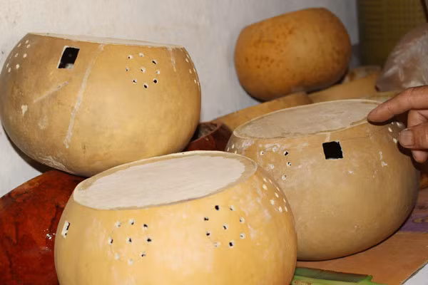 Nắp đàn đã được ông Đức gắn keo rất cẩn thận. Nắp đàn đã được ông Đức gắn keo rất cẩn thận.