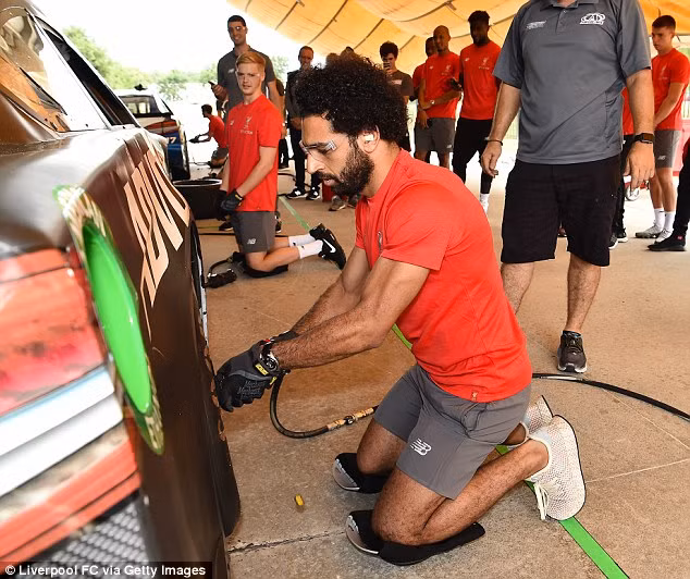 ... sau đó đến lượt Mohamed Salah.