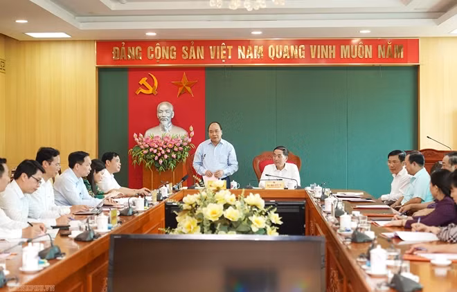 Thủ tướng làm việc với lãnh đạo tỉnh Thái Nguyên. Ảnh VGP/Quang Hiếu