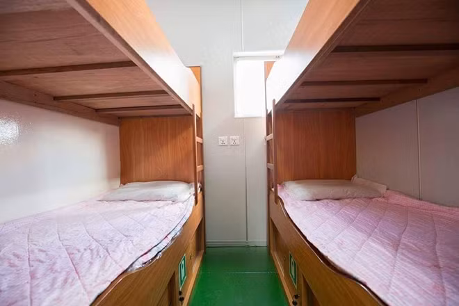 Tàu có thiết kế gường nằm cho bệnh nhân và người già.