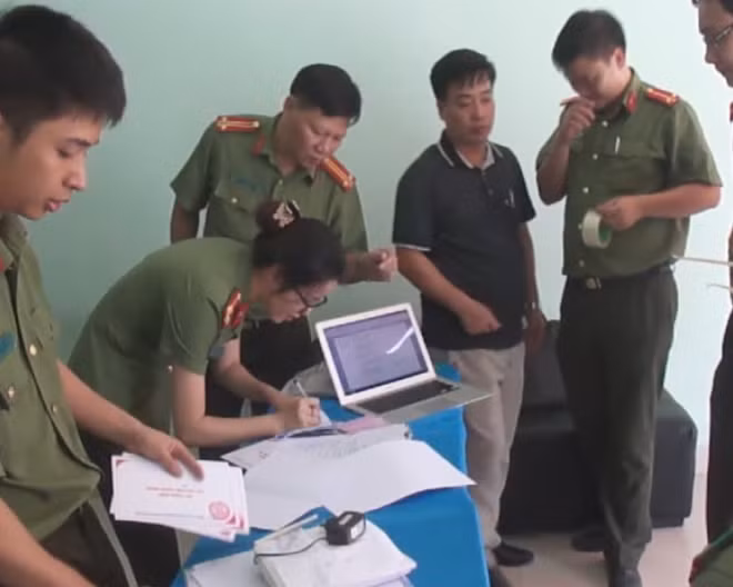 Cơ quan An ninh kiểm tra chi nhánh ngân hàng giả mạo.