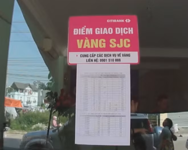 Biểu mẫu lãi xuất VNĐ và USD tại chi nhánh ngân hàng giả mạo.