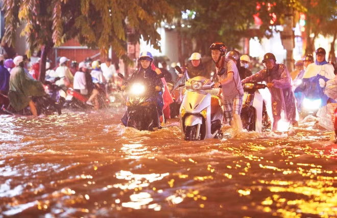 Phố Thái Hà là điểm đen của tình trạng lụt lội, mưa lớn nhỏ đều xảy ra ngập lụt. Cơn mưa chiều nay khiến đoạn đường này ngập sâu nửa xe máy.