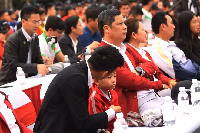 Trong rất nhiều buổi lễ trao giải của bóng đá gần đây, hai bố con nhà Văn Quyết thường xuyên hiện diện cùng nhau.