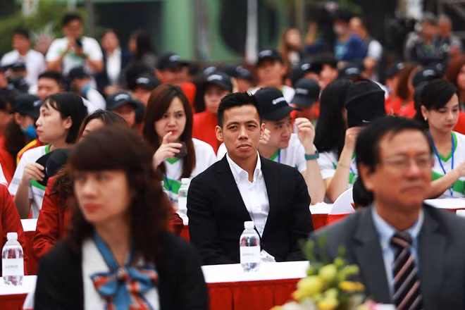 Cầu thủ Nguyễn Văn Quyết cũng có mặt trong buổi lễ. Thủ quân của CLB Hà Nội FC đã được bầu chọn là VĐV tiêu biểu toàn quốc 2020, với 534 điểm.