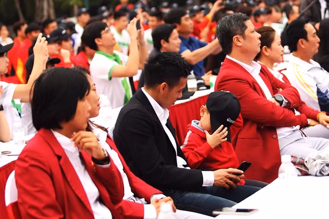 Chủ nhân Quả bóng vàng 2020 mang cậu con trai tới buổi lễ.