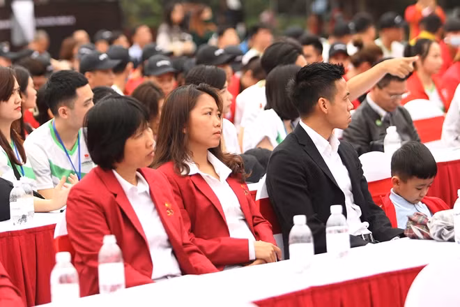 Ngoài Văn Quyết, môn thể thao vua cũng có thêm một đại diện trong danh sách 10 VĐV tiêu biểu năm 2020 là nữ cầu thủ Huỳnh Như.