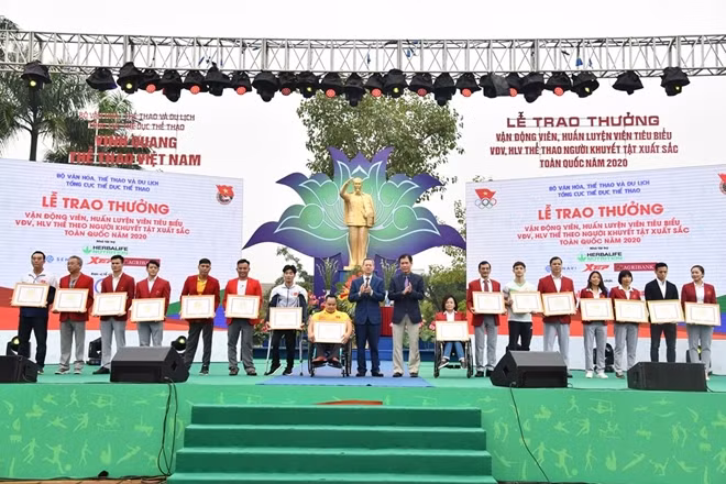 Cuộc bình chọn bầu chọn VĐV, HLV tiêu biểu, VĐV, HLV thể thao người khuyết tật xuất sắc toàn quốc năm 2020 do Tổng cục TDTT tổ chức. Phiếu bầu chọn do các nhà báo thể thao trong cả nước bầu chọn. Thể thao CAND có một đại diện trong danh sách các HLV tiêu biểu năm 2020 đó là ông Nguyễn Văn Hoàng (môn điền kinh.)