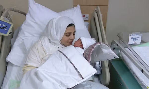 Moaza Al Matrooshi đã sinh con nhờ buồng trứng đông lạnh từ lúc bé.