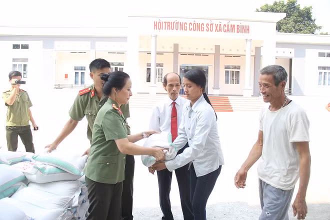 Phó Tổng Biên tập Nguyễn Thúy Quỳnh trao quà tận tay cho bà con.