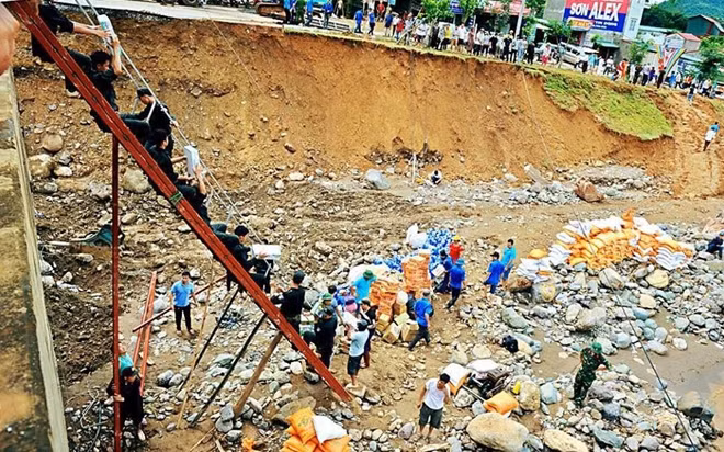 Lực lượng Cảnh sát Cơ động Công an tỉnh Sơn La túc trực 24/24h tại hiện trường để hỗ trợ bà con.
