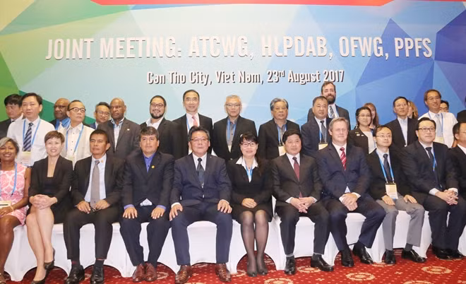 Các đại biểu chụp hình lưu niệm tại cuộc họp.