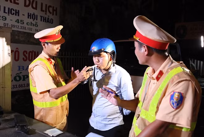 Tăng cường đo nồng độ cồn, xử lý vi phạm để ngăn ngừa "ma men" cầm lái.