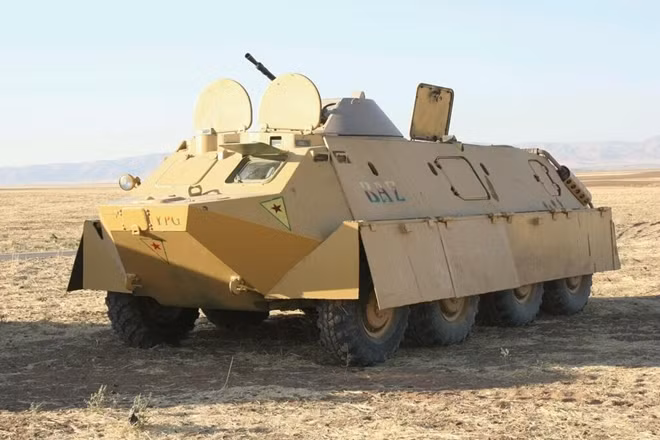 Lực lượng chiến binh người Kurd - YPG với một xe thiết giáp chở quân BTR-60 được hàn chi chít những miếng thép. Theo một nguồn tin các chiến binh YPG cho rằng chiếc xe được họ độ chế cho thể chống lại đạn 14,5mm.