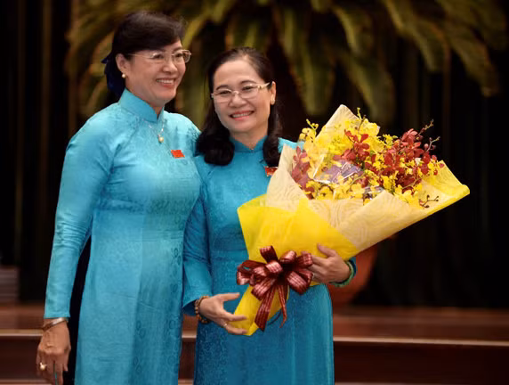 Nguyên Chủ tịch HĐND thành phố Nguyễn Thị Quyết Tâm chúc mừng tân Chủ tịch HĐND thành phố Nguyễn Thị Lệ.