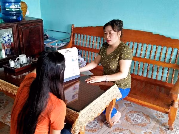 Chị Thanh đang tư vấn, tuyên truyền cho người dân về tác hại của ma túy.