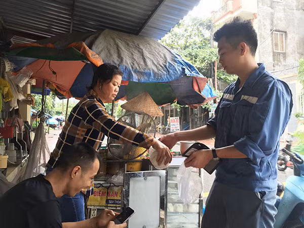 Chị Mai đang bán hàng cho khách.