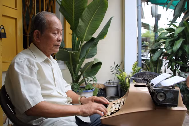 Cụ Vui sử dụng chiếc máy đánh chữ này từ những ngày đầu theo nghề.