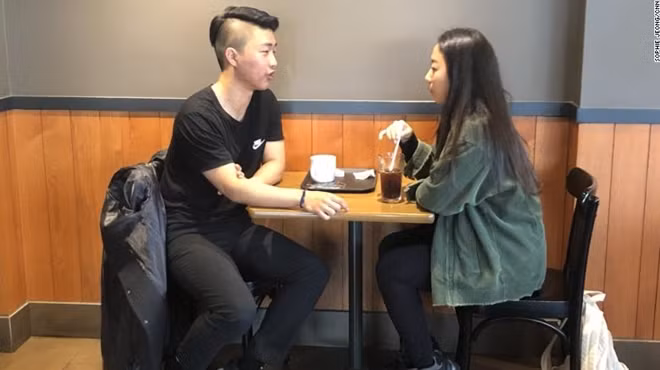 Sinh viên được ghép đôi với các đối tác ngẫu nhiên để đi hẹn hò kéo dài bốn giờ.