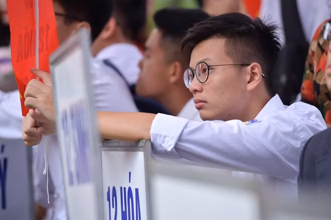 Lễ bế giảng - ngày cuối cùng của đời học sinh luôn là một kỷ niệm đáng nhớ với một mỗi người. 3 năm học dưới mái trường, bao kỷ niệm cùng bạn bè đã dần trở thành ký ức.