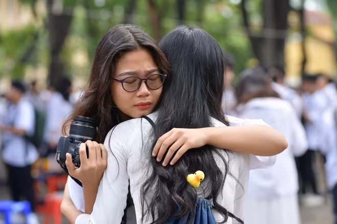 ... và nhiều cô cậu học trò không cầm được nước mắt.